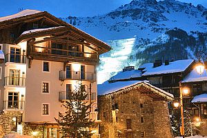 Wonderful family friendly hotel in the heart of Val d\'Isere. Photo: Les 5 Freres